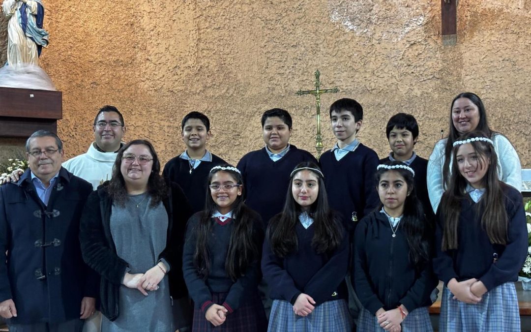 ESTUDIANTES DEL INSTITUTO RECIBEN SACRAMENTO DE LA PRIMERA COMUNIÓN